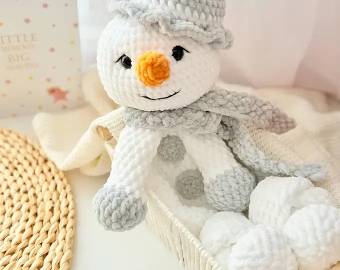 Deux poupées miniatures au crochet
