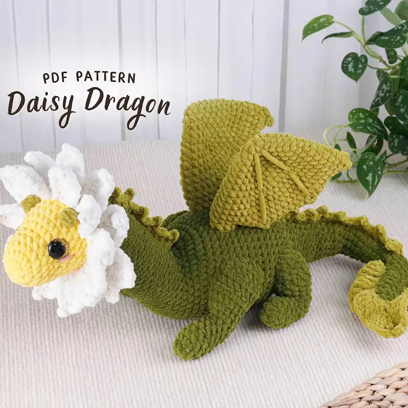 Des mains rembourrant un jouet au crochet
